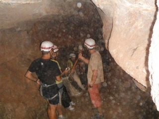 El instructor explicando 